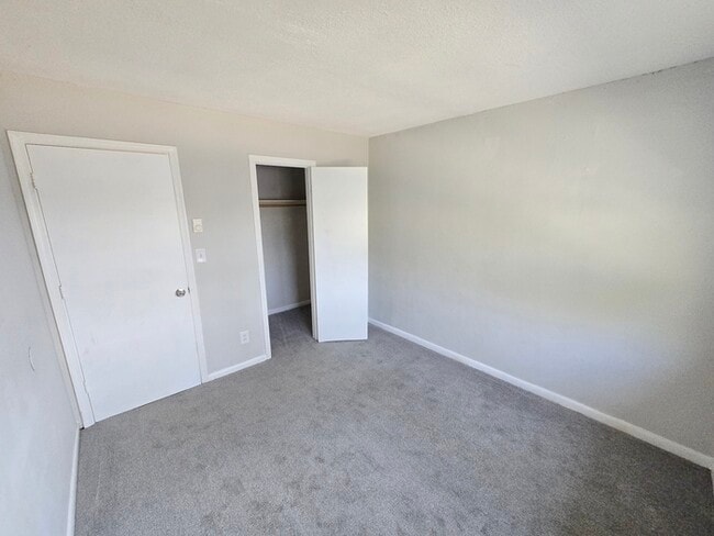 Building Photo - BEAUTIFUL TWO BEDROOM 1.5 BATHROOM APARTME...