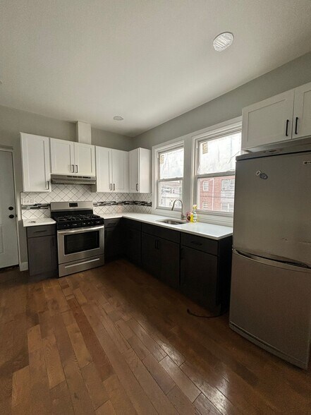 Building Photo - 649 Grove St