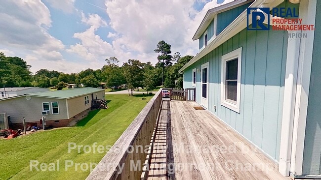 Building Photo - Charming Water Front Home with Private Dock