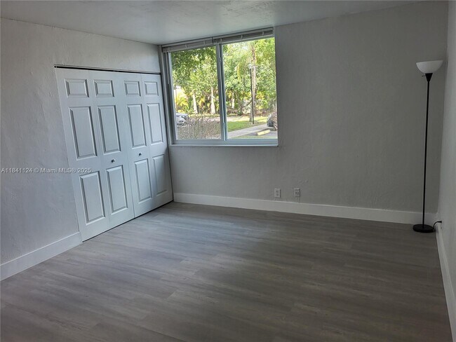 Building Photo - 9125 SW 77th Ave