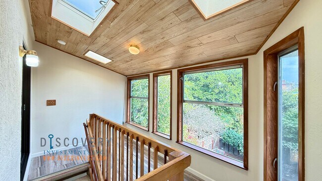 Building Photo - Attractive Mid-Century Modern Dimond Distr...