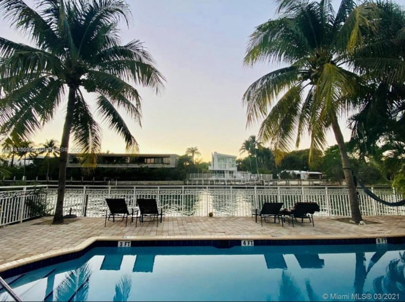 Building Photo - 4812 Pine Tree Dr