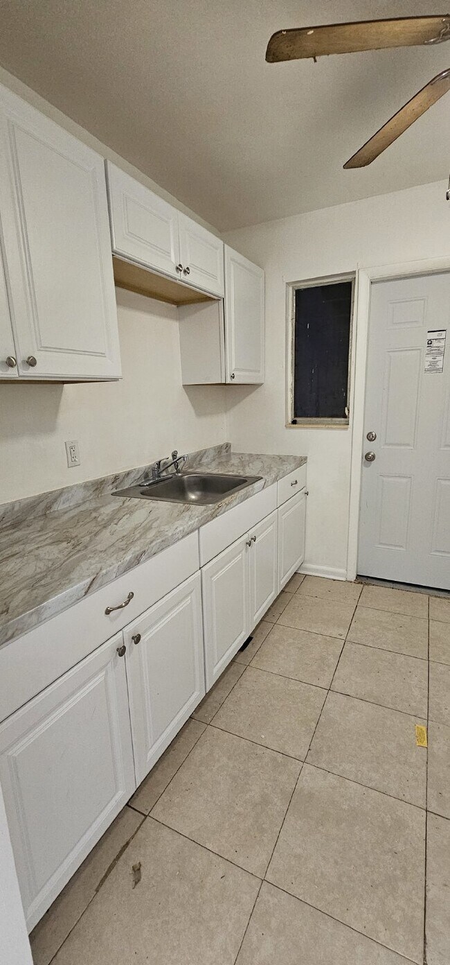 Building Photo - 2 bedroom 1 bath duplex