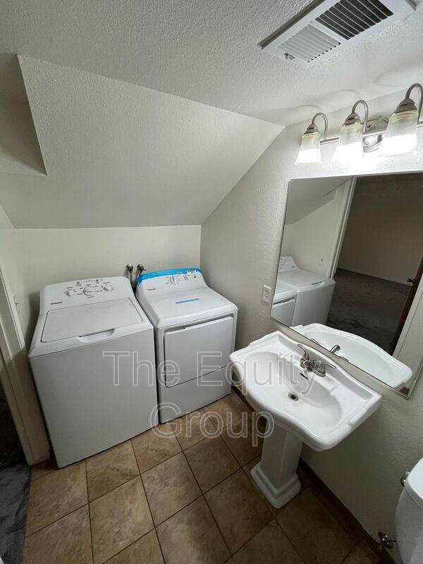 Building Photo - 351-360 N Capitola Ct