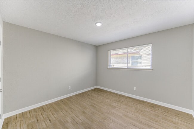 Building Photo - 5054 Pine Cliff Dr