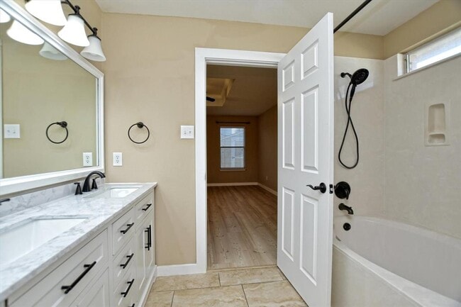 Building Photo - 537 MacKenzie Way