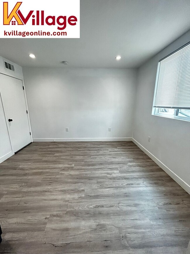 Building Photo - 1528 1/2 W 36TH PL - 304 (unfurnished)