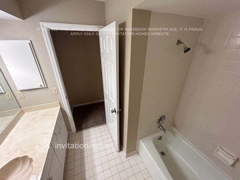 Building Photo - 5697 Country Lakes Dr