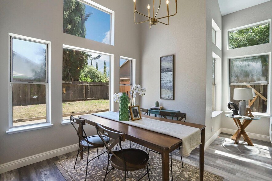 Building Photo - 2056 Middle River Dr