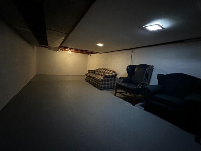 Building Photo - Spacious 2BR \2.5BA With Pool !