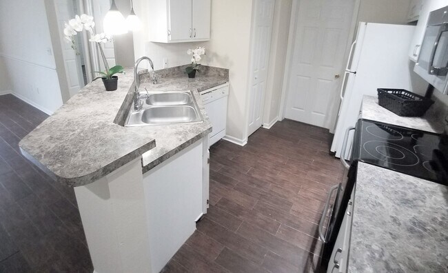 Building Photo - Gorgeous 1/1 Condo for Rent at The Crest c...