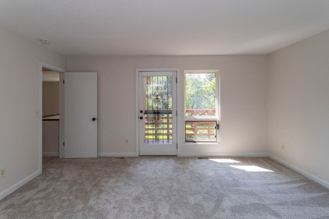 Building Photo - Beautiful Townhome in Central Colorado Springs!