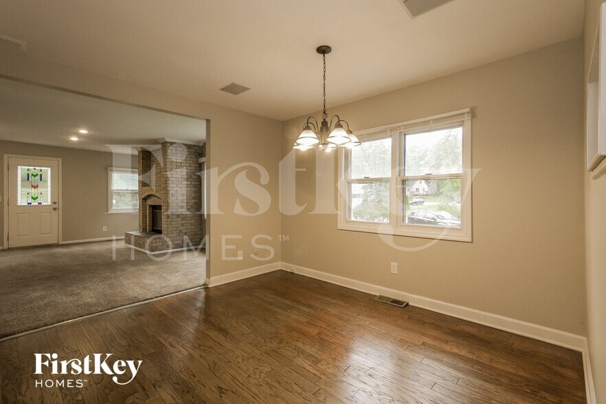 Building Photo - 611 W Oakwood Dr
