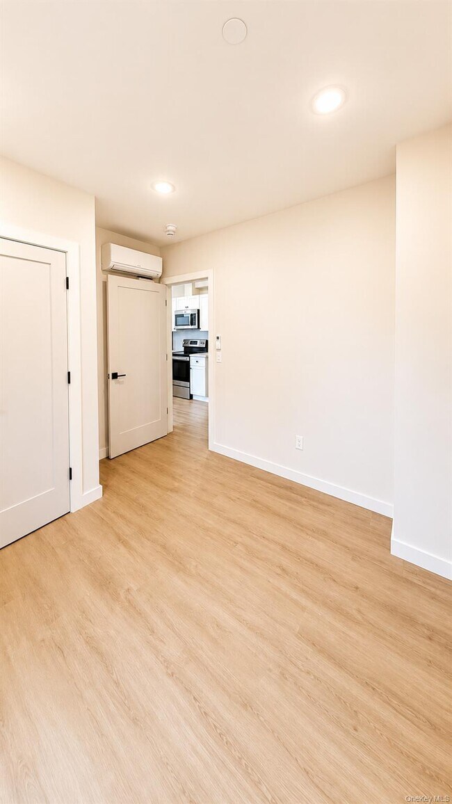 Building Photo - 136 202