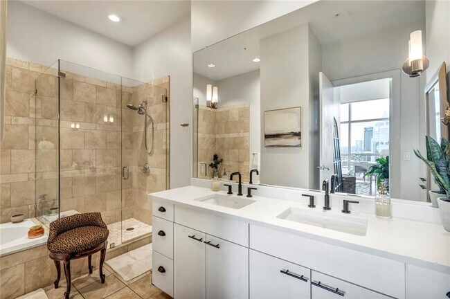 Building Photo - 555 E 5th St