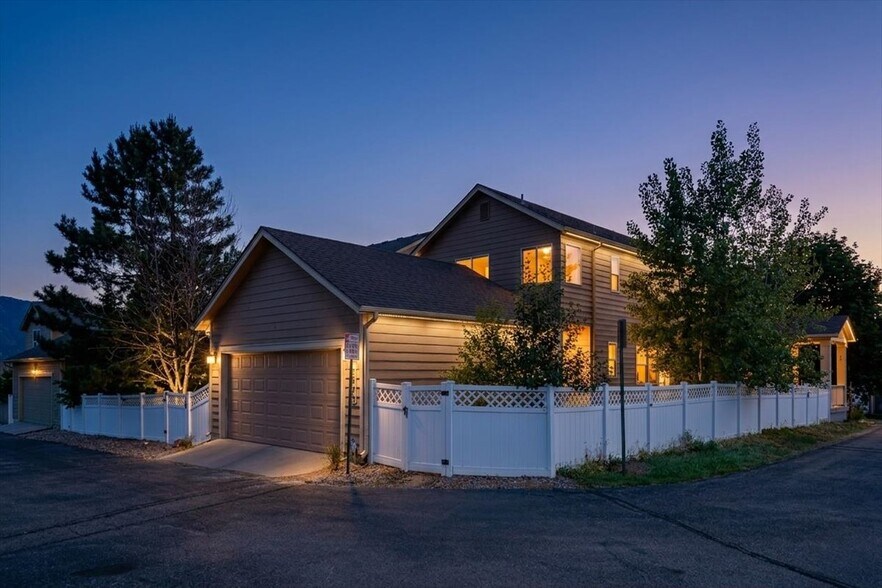 Building Photo - 2475 Saint Paul Dr