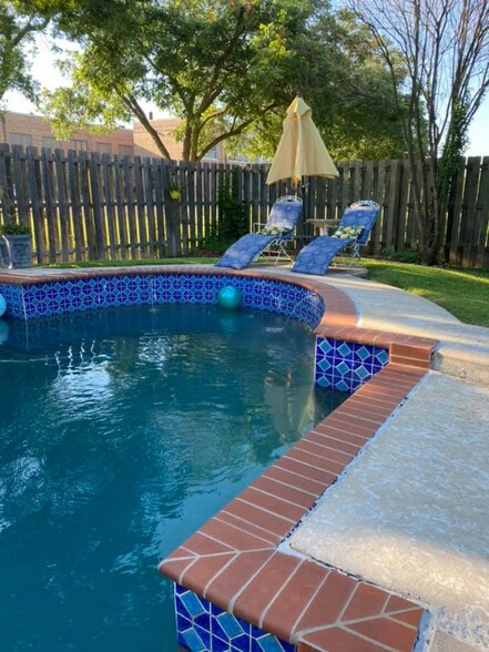 Building Photo - 819 Hackberry St