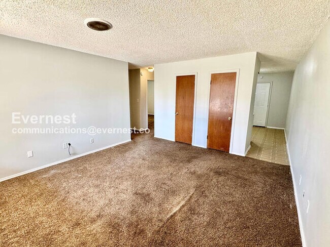 Building Photo - 2 Bed/1 Bath Townhome with Off-Street Parking / Pet-Friendly / Available Now!