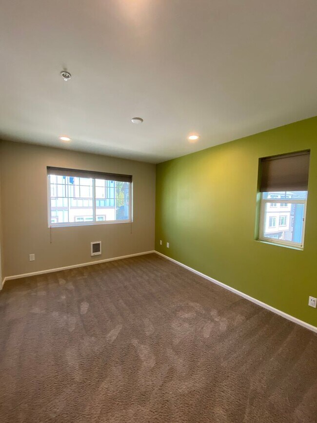 Building Photo - 4 Bed  2.5 Bath Redmond Townhome