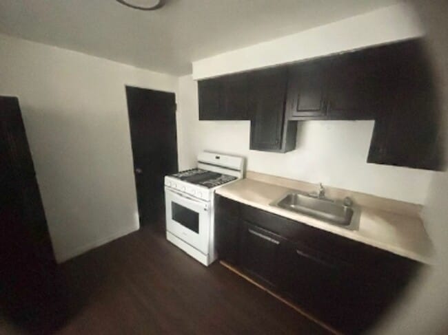 Building Photo - 2 bed/1 bath townhome 15221