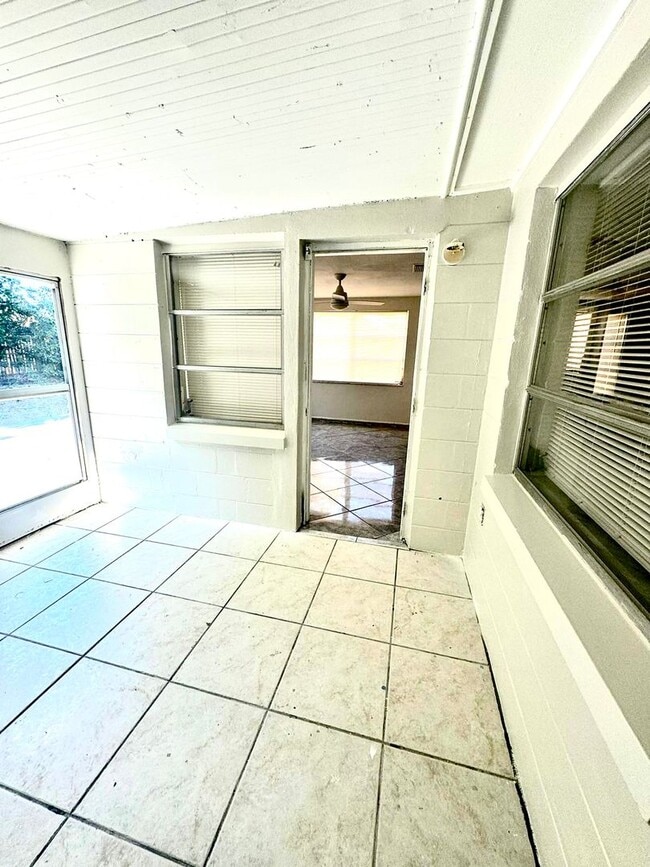 Building Photo - 2/2 Single-family home AVAILABLE NOW!