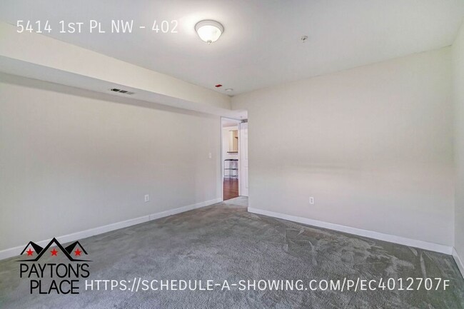 Building Photo - Spacious Condo with Parking