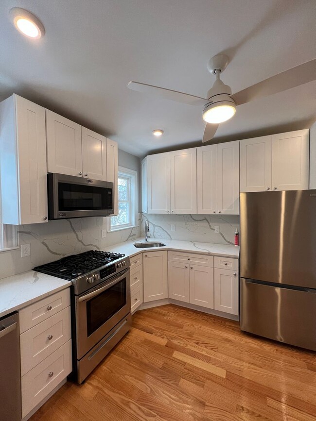 Building Photo - 9-11 Burnham St