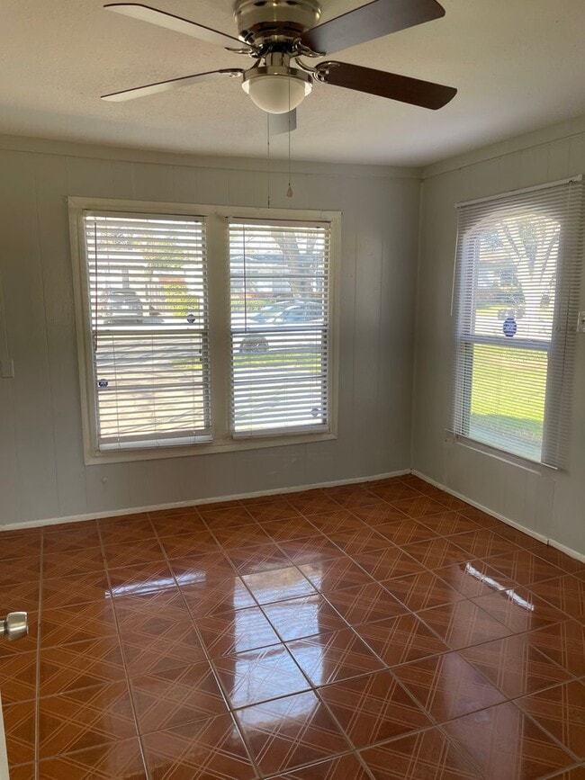 Building Photo - Cozy Home with good yard