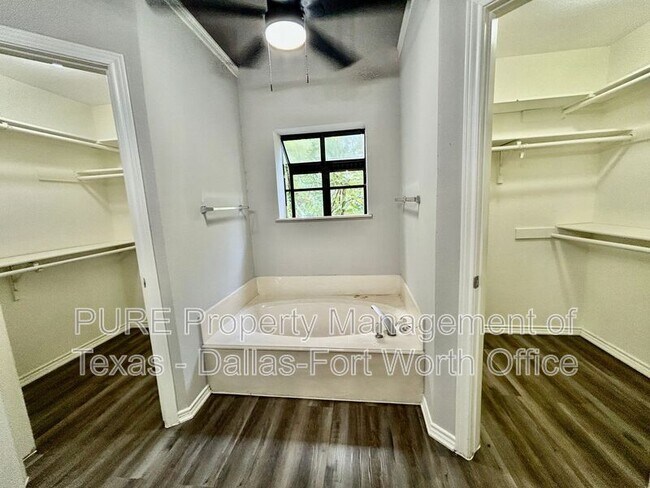 Building Photo - 7729 Red Oak St