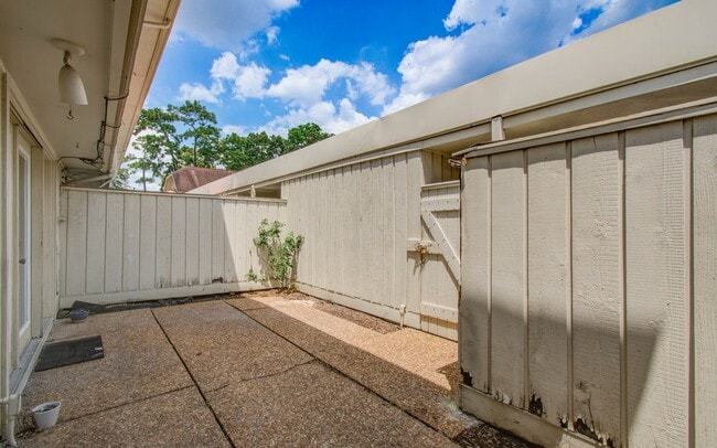 Building Photo - 402 Bendwood Dr