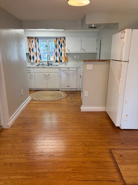 Building Photo - 503 W Collier Ave