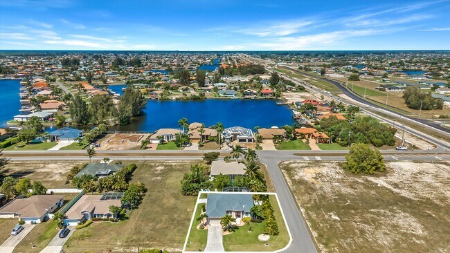 Building Photo - 3219 SW 7th Ln