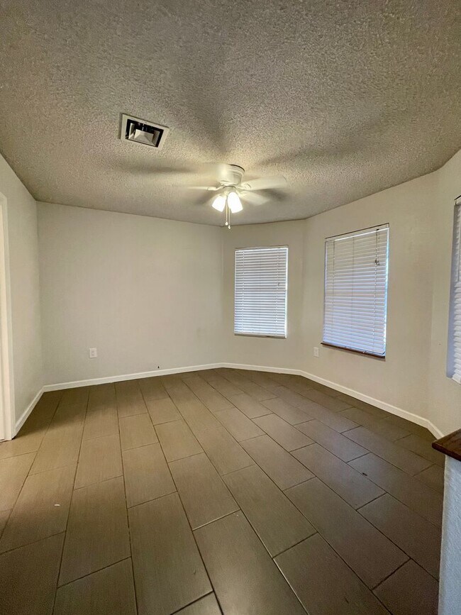 Building Photo - COMING SOON! ADORABLE 3 BEDROOMS/ 2BATHS SINGLE LEVEL HOME!!