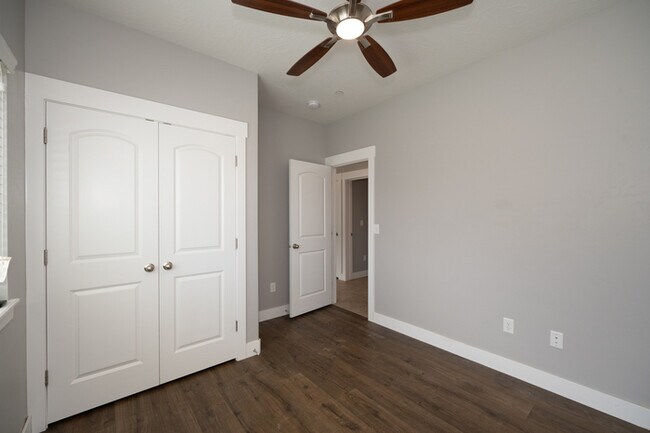 Building Photo - Main Floor Condo in Saratoga Springs!
