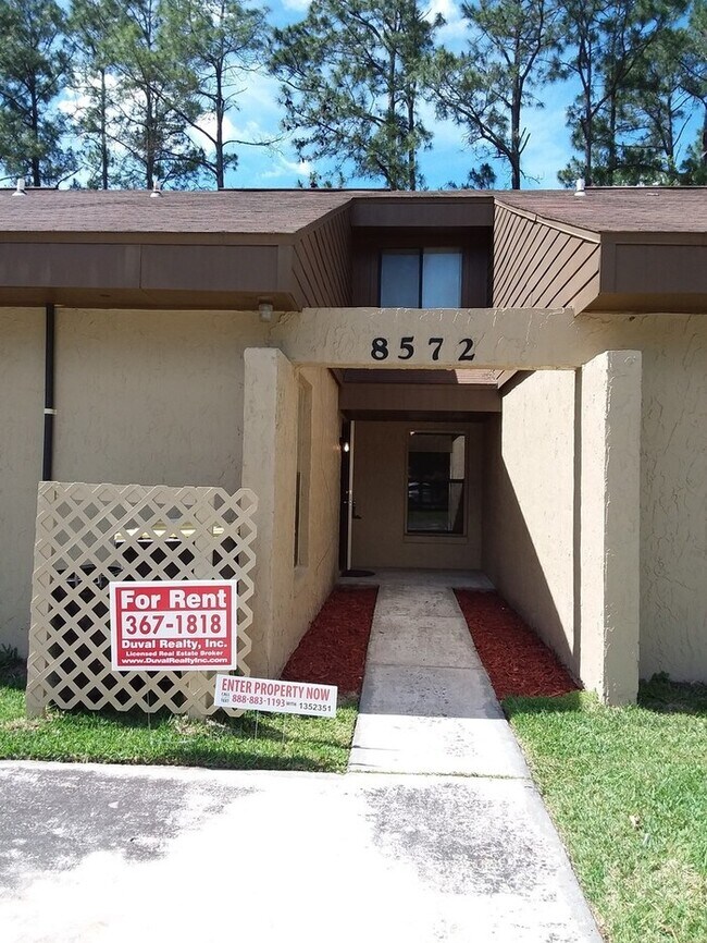 2 bedroom 2 bath townhome near NAS Jax 8572 Pineverde Ln Jacksonville