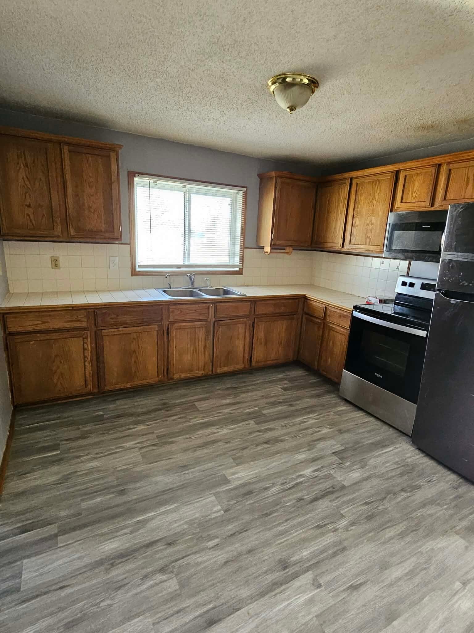 Kitchen - 325 E Avenue C