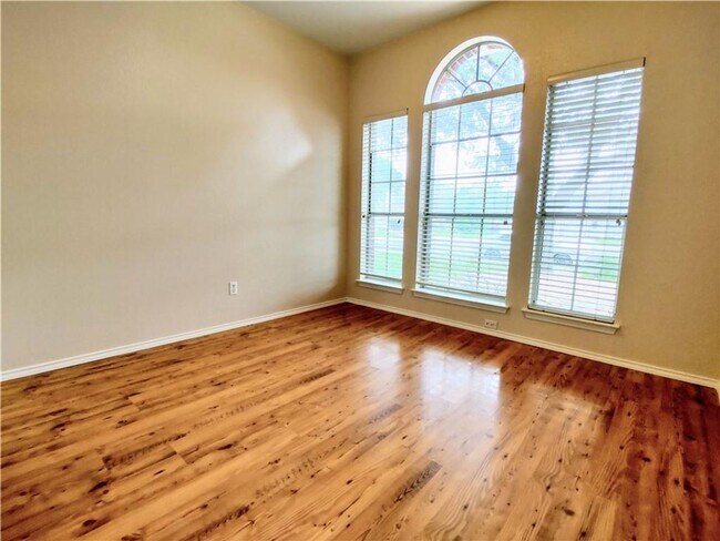 Building Photo - 1009 Horseman Cove