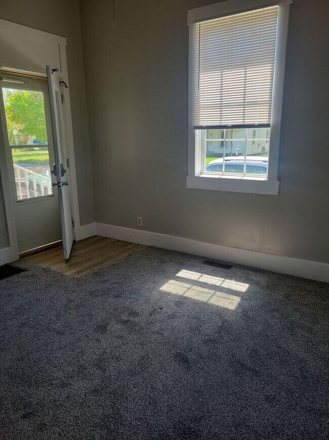 Building Photo - 2 Bed House w/ Ramp Access and Fenced in Back Yard + Walk In Shower