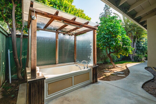 Building Photo - 1342 Skyline Dr