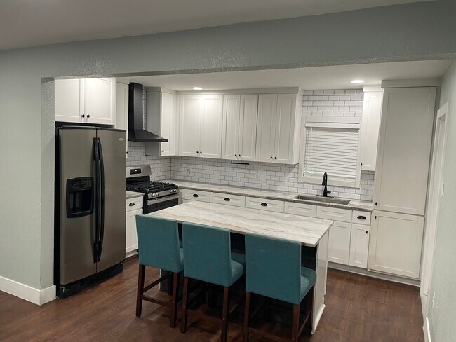 Building Photo - 6316 Victoria St