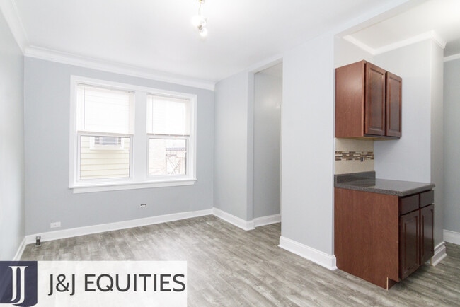 Interior Photo - 4070 N Kenmore Ave