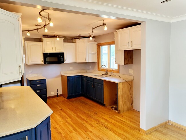 Building Photo - 10312 S Kenneth Ave