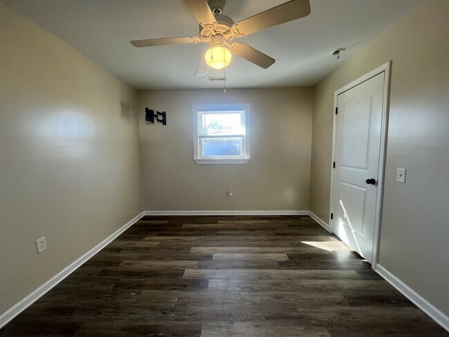 Building Photo - 2/1 Available In Easley!