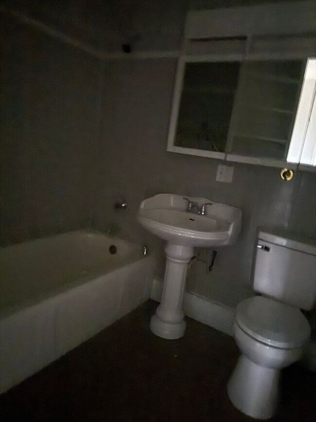 Building Photo - Cozy 2 BR/1 BA with fireplace/full basement!