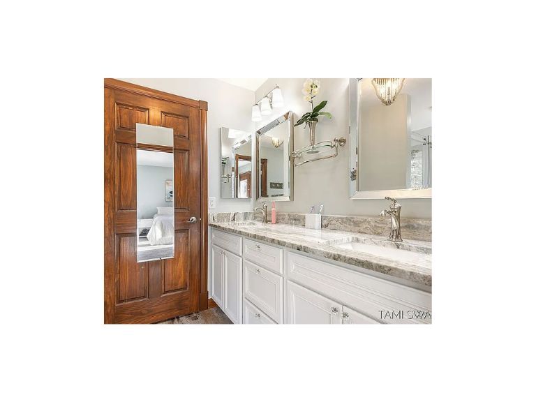 Master Bath - 17756 Brucker St