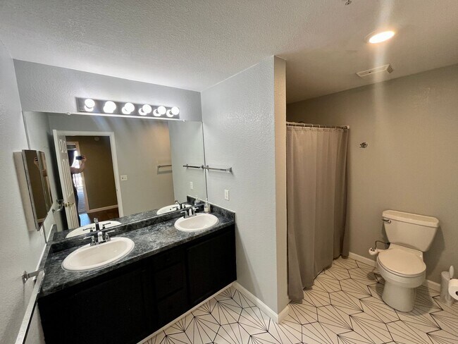 Building Photo - 1 bed 1 bath w/ Beautiful Mountain views!