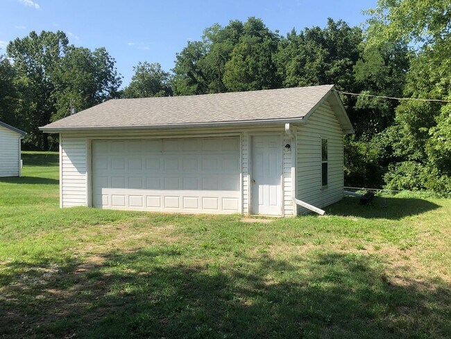 Building Photo - Quaint 2 bedroom perched atop 1.7 wooded a...