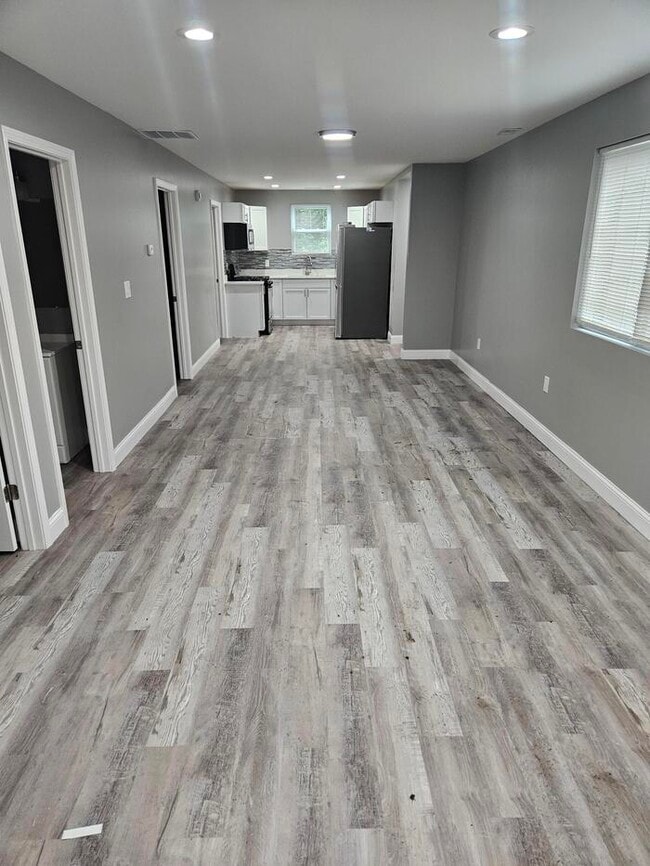 Building Photo - Beautifully rehabbed home