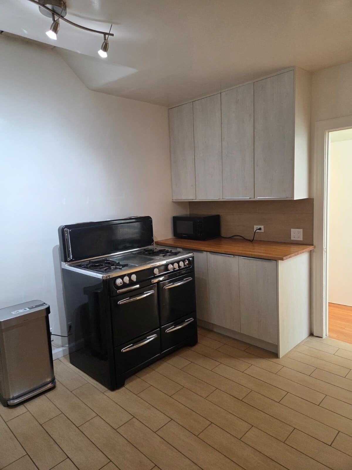 Stove - 1009 Havenhurst Dr