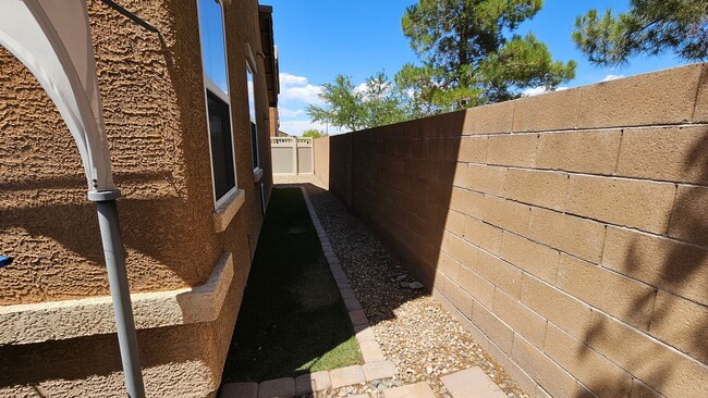 Building Photo - Spacious 3 bedroom Town home in Henderson!!!